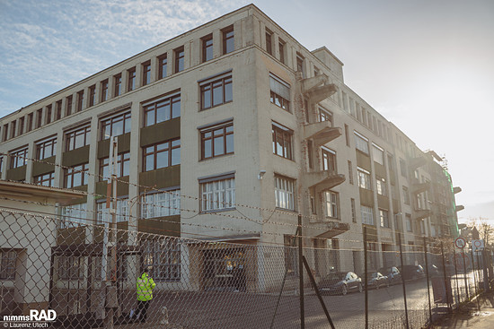 Das 1915 in Stahlskelett-Bauweise errichtete Gebäude steht heute unter Denkmalschutz und beherbergt etliche Start-ups, Studios, Büros und unter anderem auch die eigene Kantine.