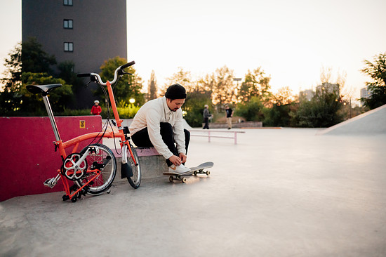 Zwei urbane Klassiker: Das Skateboard und das Brompton C-Line.
