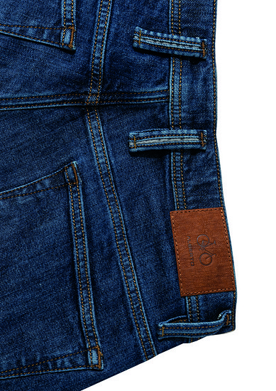 Die Fahrrad-Jeans verfügt über einen besonders hochgezogenen Schnitt im Gesäßbereich.