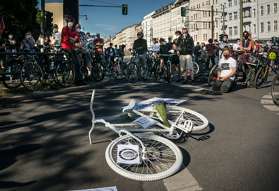 Trauernde Rad-Community gedenkt verunfallten Fahrradfahrer*innen.