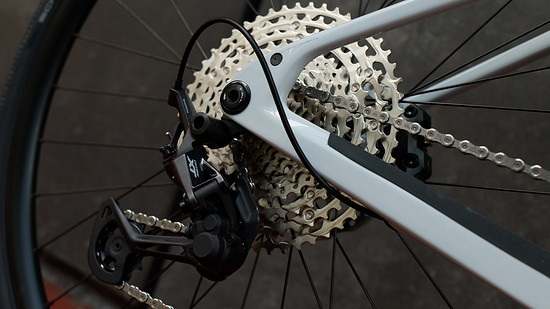 Das Spitzenmodell ist mit einer XT-Schaltgruppe ausgestattet, während den AL-Modellen die Shimano DEORE Schaltgruppe verpasst wurde.