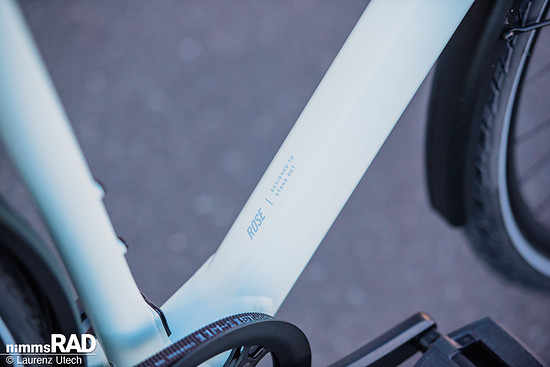 Der fest verbaute 250 Wh Akku ist elegant im Unterrohr integriert und per Plug-in ladbar.