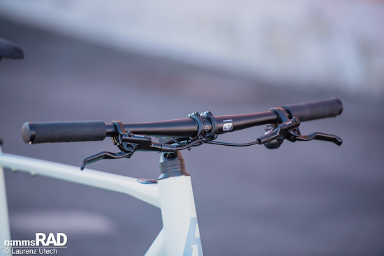 Aufgeräumtes Cockpit mit minimalistischer Bedieneinheit für einen cleanen Look.