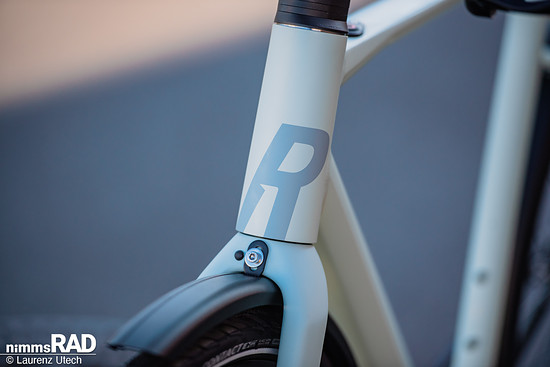 Cleanes Rahmendesign trifft auf integrierte Technik – typisch für das Sneak Plus EQ.