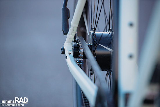 Der wartungsarme Riemenantrieb läuft leise und sauber – ideal für helle Frühlingshosen.