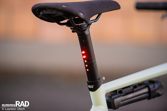 Die Lichtanlage läuft über den E-Bike-Akku und aktiviert sich automatisch bei der Dämmerung.