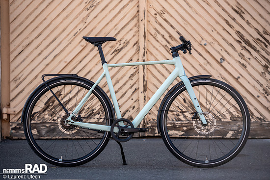Das neue Rose Sneak Plus EQ begeistert mit seinen klaren Linien, der neuen Farbvariante Sage und dem unsichtbaren Motor.