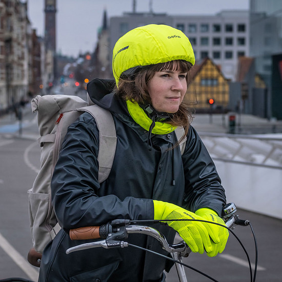 Helmcover sind regendicht und sorgen an eurem höchsten Punkt für 360° Sichtbarkeit. Zudem verschließen sie die Belüftung eures Helms – ein Vorteil in der kalten Jahreszeit.