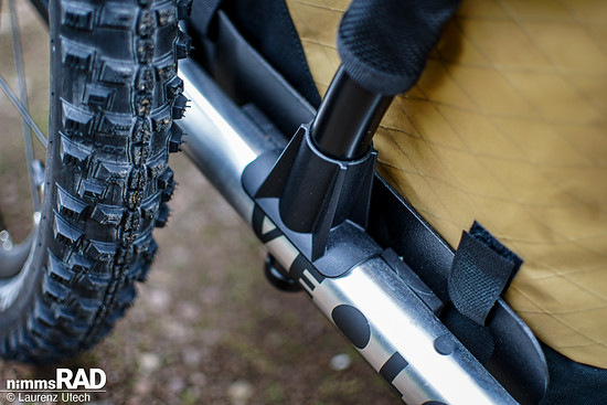 Dank modularem Aufbau lässt sich der Anhänger optional wieder zum Lastenanhänger umbauen. Räder und Bügel sind werkzeuglos demontierbar – ideal für platzsparende Lagerung.