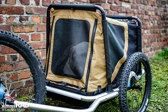 Der geschlossene Aluminiumrahmen sorgt für hohe Steifigkeit bei geringem Gewicht. Die schräggestellten 20-Zoll-Schwalbe-Smart-Sam-Reifen bieten viel Grip und Spurtreue.