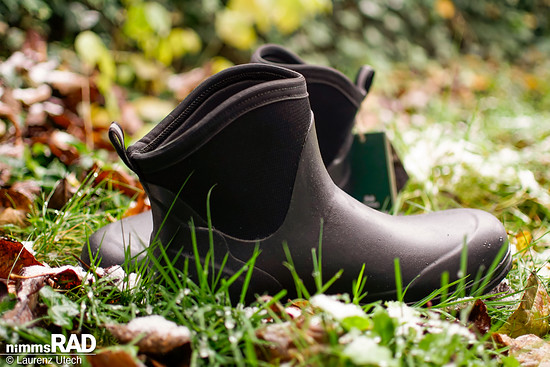 Im Inneren sorgen ein geformtes PU-Fußbett mit Memory-Foam-Anteil sowie ein atmungsaktives Air-Mesh-Futter für Komfort, Feuchtigkeits- und Geruchsmanagement.