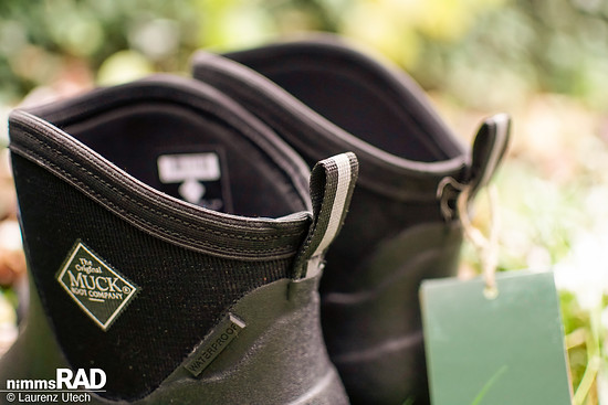 Der flexible Schaft und die rückwärtige Schlaufe erleichtern das An- und Ausziehen – ein klarer Pluspunkt im hektischen Winteralltag.