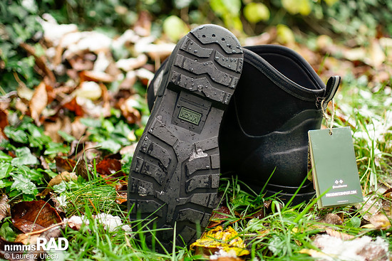 Die profilierte Gummiaußensohle ist laut Muck Boots für den leichten Einsatz auf wechselndem Untergrund konzipiert und soll ausreichend Grip bieten.