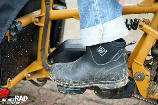 Im Praxistest mussten sich die Muck Originals Excursion Ankleboots auch beim winterlichen Pendeln mit dem E-Bike beweisen – inklusive Nässe, Kälte und häufigem Anhalten.