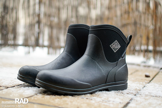 Muck Originals Excursion Ankleboots: Wasserdichte Boots mit 5 mm Neopren-Fütterung, profilierter Gummisohle und Slip-on-Design für den Wintereinsatz auf nassen Straßen und im Alltag. UVP: 162 Euro.