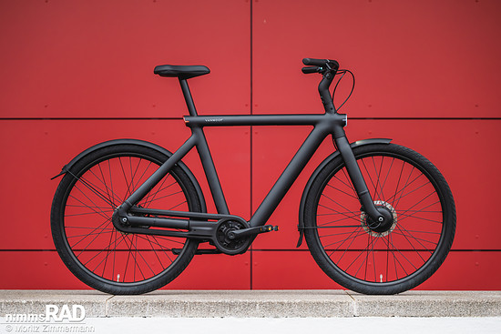 VanMoof S6: Das neue Urban-E-Bike der niederländischen Marke kombiniert ein weiter verfeinertes Rahmendesign mit integrierter Technik, automatischer Schaltung und umfangreichen Connectivity-Funktionen.