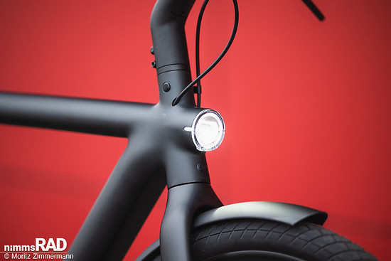 Typisch für VanMoof ist auch die integrierte Beleuchtung, welche ab Werk StVZO-konform eingestellt ist.