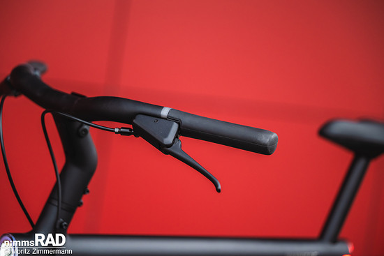 Am neuen VanMoof sind nach wie vor fast ausschließlich proprietäre Anbauteile zu finden, wie etwa diese Bremse.