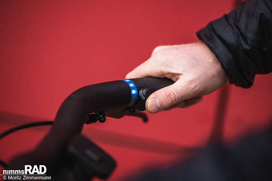 Über den Boost Button am Lenker lässt sich kurzfristig die maximale Motorunterstützung abrufen – etwa beim Anfahren oder Beschleunigen im Stadtverkehr.