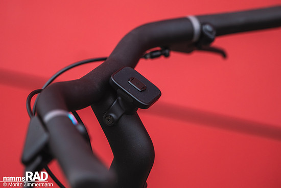 Statt eines klassischen Displays informieren LED-Leuchtringe am Lenker über Akkustand und Unterstützungsstufe, während weitere Infos über die App bereitgestellt werden.