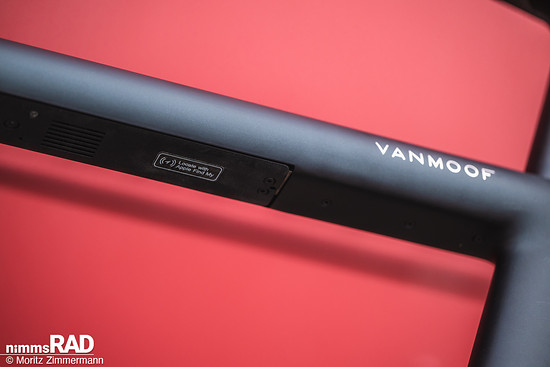 Beim VanMoof S6 ersetzt ein Knopf am Lenker die klassische Fahrradklingel. Die akustischen Signale werden digital erzeugt und über den Lautsprecher unter dem Oberrohr ausgespielt.