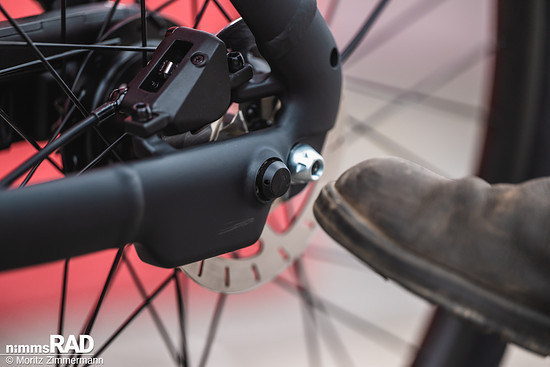 Das Kick Lock der sechsten Generation wird per Fußbewegung aktiviert und ist Teil des integrierten Diebstahlschutzsystems des VanMoof S6.