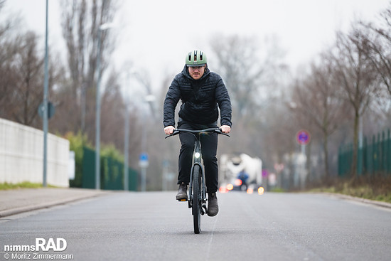 Im Stadtverkehr fühlt sich das VanMoof S6 klar zuhause: Zügiges Anfahren, ruhiger Geradeauslauf und ein aufgeräumtes Fahrgefühl prägen den ersten Eindruck auf den ersten Kilometern.