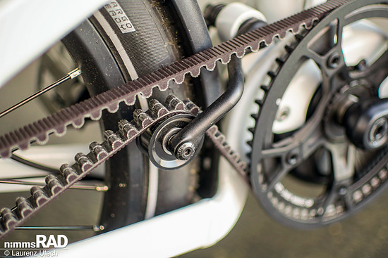 Der Riemen wird von einer in den Rahmen integrierten Führungsrolle gehalten und gesoannt.