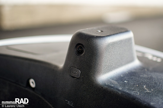 Eine der drei Kameras ist auf die Passagiere und den Fahrer oder die Fahrerin gerichtet.