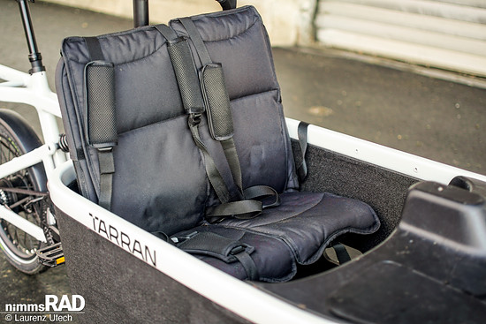 Die komfortable, einklappbare Sitzbank verbirgt ein praktisches Netzfach für Handschuhe, Mützen oder kleine Gegenstände.