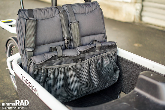 Durchdachte Details im Inneren: Mehrere Staufächer für Kleinteile und ein im Boxboden versenktes Akkufach sorgen für Ordnung im Alltag.