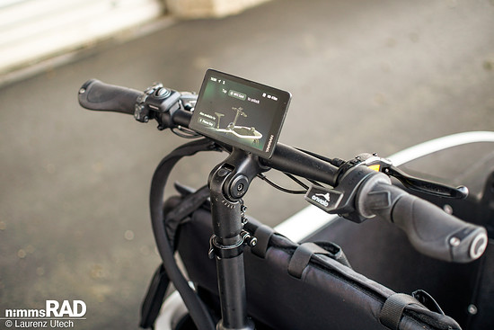 620 mm breiter Lenker mit 6° Backsweep und verstellbarem Vorbau für eine anpassbare Sitzposition.