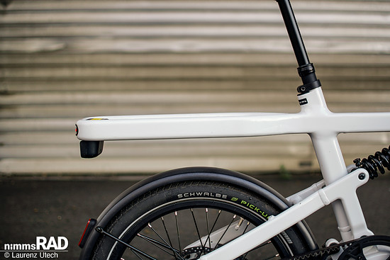 Mitgefedert und rahmenfest: Auch Gepäck oder Kinder auf dem Heckträger profitieren von der Hinterradfederung.