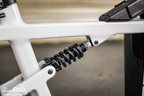Am Heck kommt ein Fastace-Hinterbaudämpfer mit 165 mm Federweg und 12-stufiger Rebound-Einstellung zum Einsatz.
