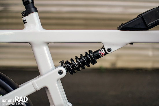 Markant und eigenständig: Die Linien des Hinterbaus gehen fließend in den schräg positionierten Dämpfer der Hinterradfederung über.