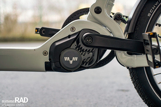 Der Tarran-eigene Mittelmotor liefert 250 Watt Nenndauerleistung, bis zu 750 Watt Spitzenleistung und 100 Nm Drehmoment – ausgelegt auf kraftvolle, fein dosierte Unterstützung im urbanen Einsatz.