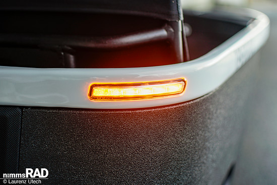 Die sowohl vorn als auch hinten seitlich in der Box integrierten Blinker sind intuitiv zu bedienen und bieten eine große Erleichterung während der Fahrt.