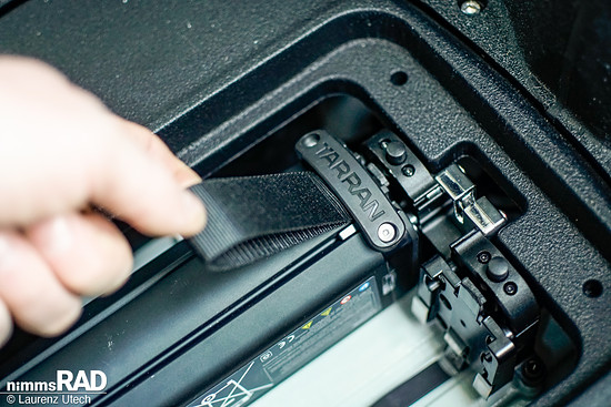 Das im Boxboden integrierte, abschließbare Akkufach nimmt einen herausnehmbaren 708-Wh-Akku auf; optional sind zwei Akkus mit insgesamt bis zu 1.400 Wh Kapazität für maximale Reichweite möglich.