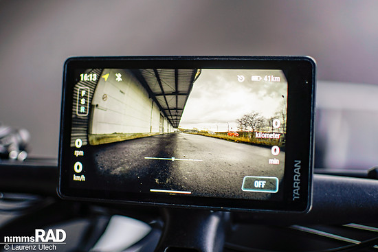 Das integrierte Radar warnt vor herannahendem Verkehr per Ton, Displayanzeige und Lenker-Vibration und erhöht das Sicherheitsgefühl im urbanen Alltag spürbar.