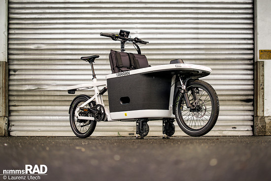 Das Tarran T1 Pro zeigt sein technoid-geometrisches Design: kompakter Long-John-Rahmen mit 20-Zoll-Laufrädern, klaren Linien und vollintegrierter Technik.