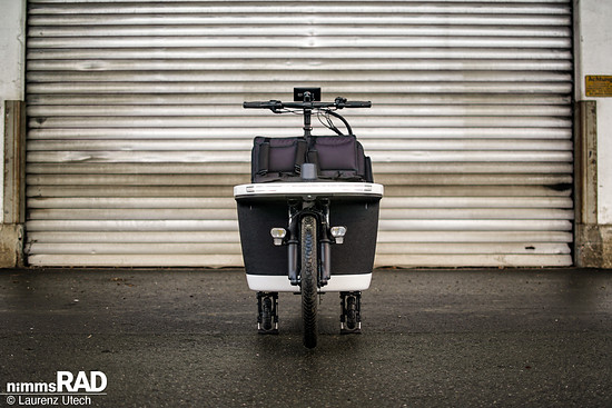 Hoher Designanspruch: Die formschön in den Boxrahmen integrierte Lichtleiste dient als Tagfahrlicht.