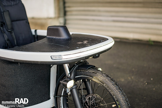 Die Suntour SF22 MOBIE A32 Cargo-Gabel mit 50 mm Federweg sorgt für spürbaren Komfort auf schlechten Straßen.