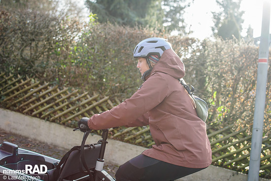 Das integrierte Radar warnt vor herannahendem Verkehr per Ton, Displayanzeige und Lenker-Vibration und erhöht das Sicherheitsgefühl im urbanen Alltag spürbar.