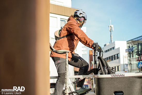 Der Fastace-Dämpfer im Hinterbau bietet eine 12-stufige Rebound-Einstellung, federt selbst in der langsamsten Einstellung jedoch zu schnell aus.