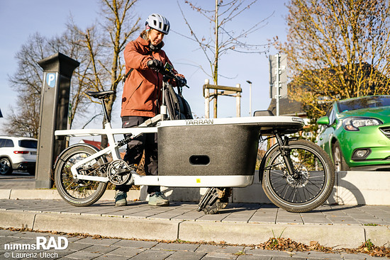 Die elektrisch unterstützten Stützräder des Dynamic Dualdrive-Systems stabilisieren das Rad beim Anhalten, Rangieren und Fahren.