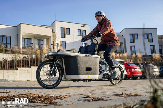 Die Vollfederung des Tarran T1 Pro bügelt Kopfsteinpflaster und schlechte Wege souverän glatt – spürbar komfortabler als klassische Longjohns.
