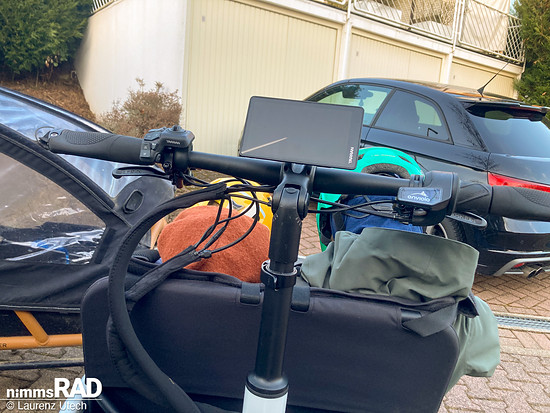 Bei dieser Lenkereinstellung, passend für 1,80 m Körpergröße, kam es beim Rangieren zu Kollisionen zwischen türkisfarbenem Helm und Bremshebel.