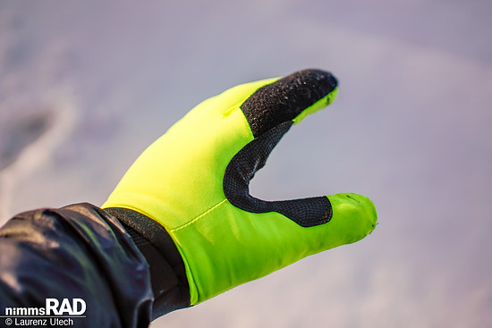 In der High-Vis-Version bietet der Endura Strike hervorragende Sichtbarkeit; zusätzlich praktisch: der Frottee-Einsatz am Zeigefinger zum Abwischen von Brille oder Visier.