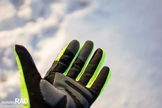 Die Kombination aus Kunstleder-Handfläche, Silikonprints und Gelpolstern bietet viel Kontrolle am Lenker – die Gelpads wären aus Testsicht jedoch verzichtbar.