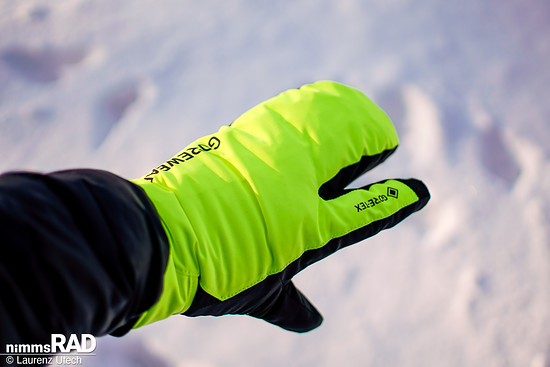 Das Trigger-Design reduziert die Fingeroberfläche und schafft ein großes Luftpolster – entscheidend für die höchste Wärmeleistung im Test.